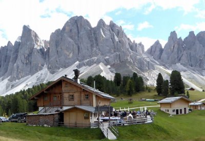 Geisler Alm mit Geisler Spitzen