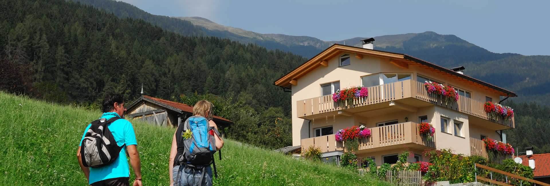 Haus-Wiesenrain-Ferienwohnung-Feldthurns-Hausansicht-mit-Balkonen-im-Eisacktal-1